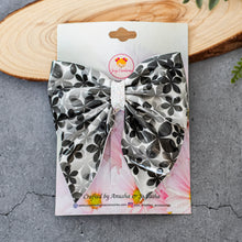 Load image into Gallery viewer, Floral French Bows Black