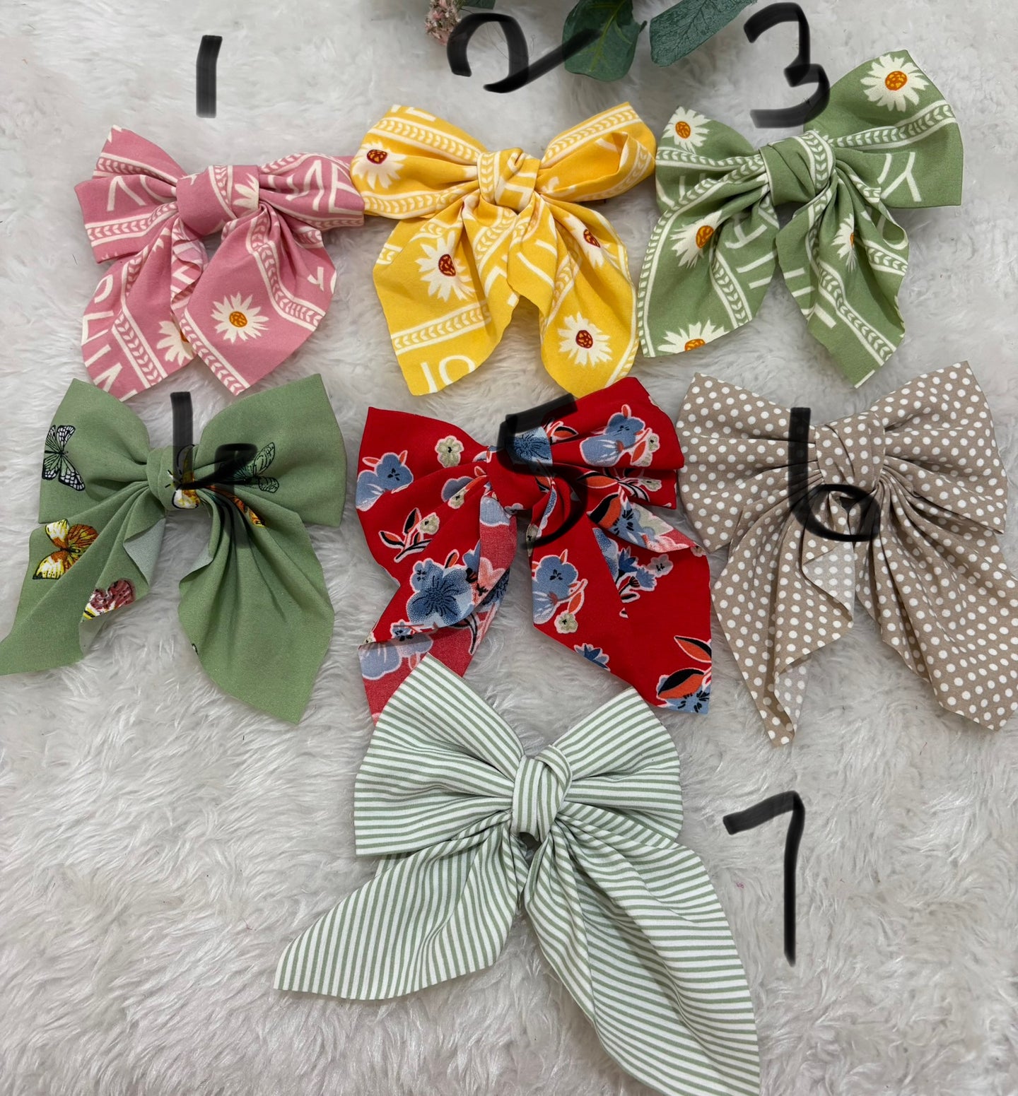 Floral knotted clips