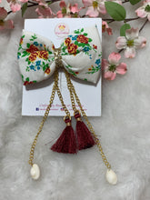 Load image into Gallery viewer, Flowers Tassel Name bow

