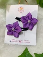 Load image into Gallery viewer, Purple 5 Petal Flower Tic Tacs
