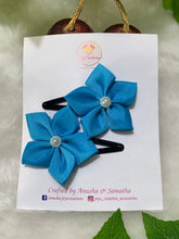 Load image into Gallery viewer, Blue 5 Petal Flower Tic Tacs
