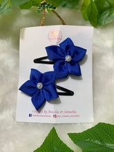 Load image into Gallery viewer, Royal Blue 5 Petal Flower Tic Tacs
