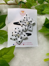 Load image into Gallery viewer, White Dot 5 Petal Flower Tic Tacs
