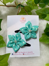 Load image into Gallery viewer, Green dot 5 Petal Flower Tic Tacs
