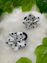 Load image into Gallery viewer, White Dot 5 Petal Flower Tic Tacs
